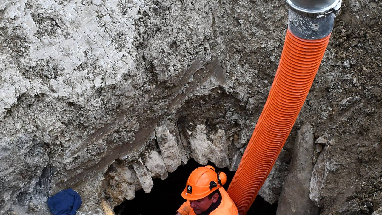 Loch in Habsburg Das Loch wird nun vom überschüssigen Material befreit, in dem es abgepumpt wird. Anschliessend werden Archäologen und Höhlenforscher die Situation untersuchen.