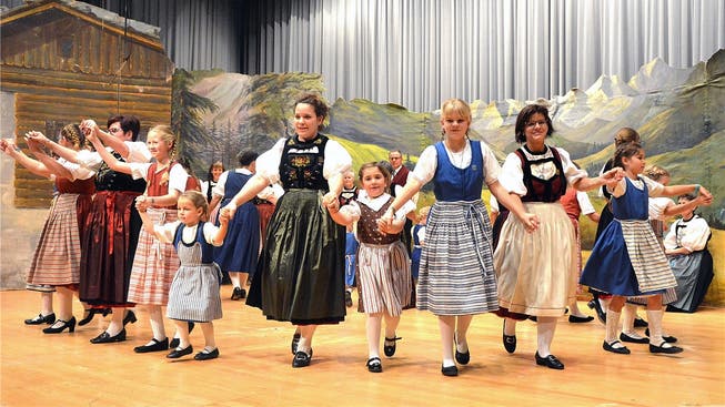 Die Tradition des Trachtentanzes wird in Neuendorf von den Erwachsenen mit dem Nachwuchs gepflegt.