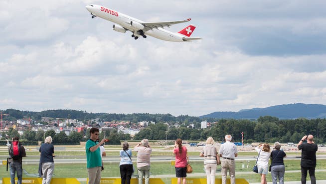 Flugzeuge am Flughafen Zürich dürfen künftig bei Nebel und Bise Richtung Süden gestartet werden. (Symbolbild)