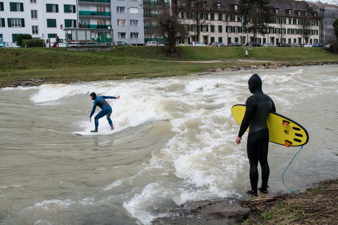 Fluss-Surfer sind in Basel besonders von der Birs bekannt, hier bei der Redingbrücke. Hochwasser Birs River Surfer bei der Redingbrücke (vom Morgen)