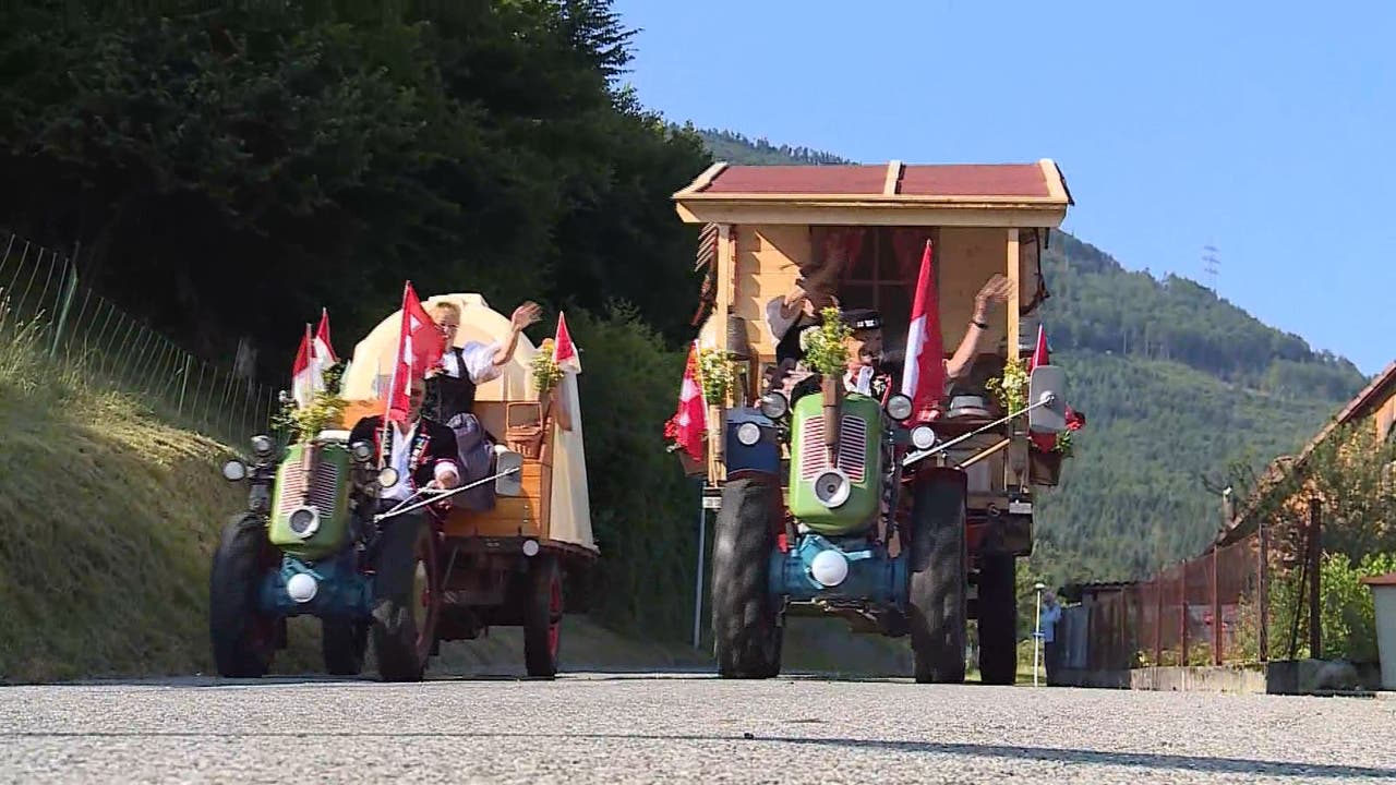 Diese Aargauer fahren mit dem Traktor ans Jodlerfest ins Wallis - das kann dauern bei 20 Stundenkilometern.
