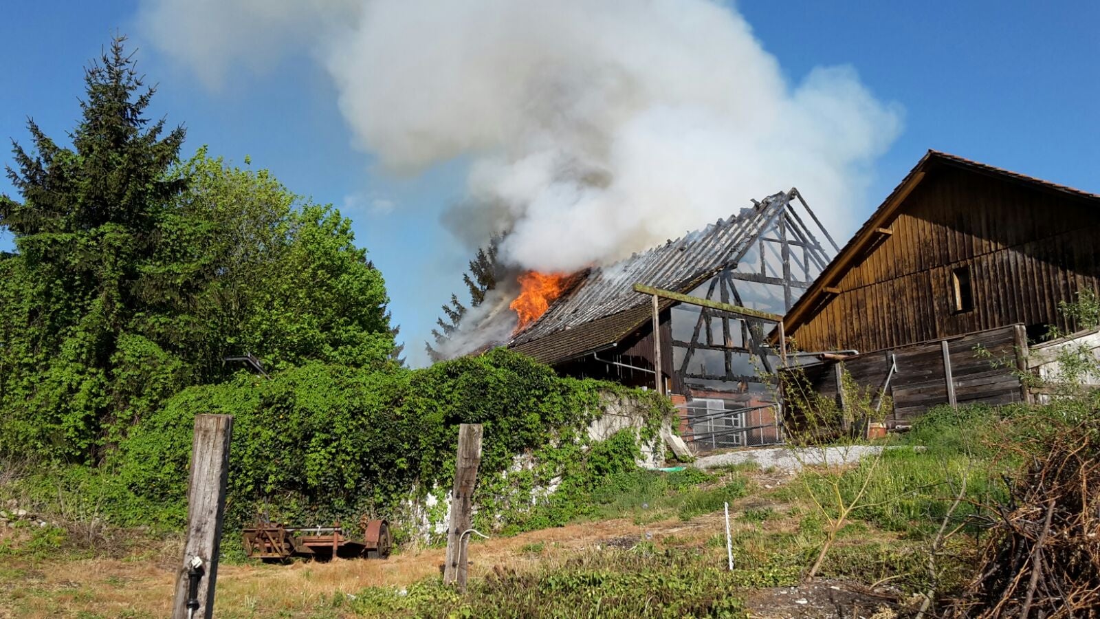 Bildstrecke - Grossbrand Zerstört Bauernhaus – Vier Verletzte, Darunter ...