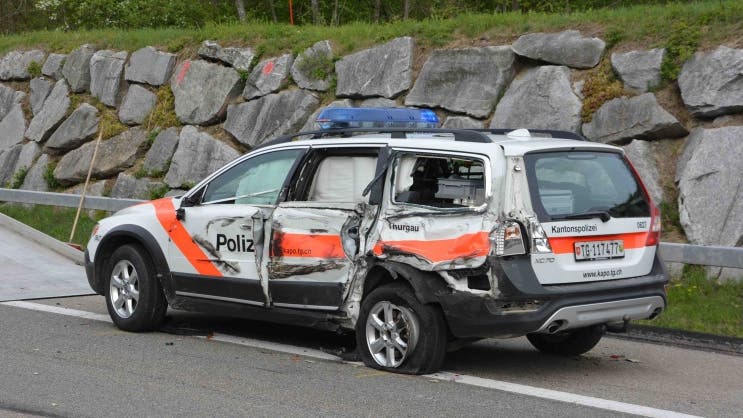 Wigoltingen (TG), 11. April Auf der Autobahn A7 in Wigoltingen im Thurgau prallt ein Lastwagen in ein Polizeiauto, das auf dem Pannenstreifen abgestellt war. Die Beamten waren wegen eines Selbstunfalls ausgerückt. Bei der Kollision befand sich ein Polizist sowie die Unfallverursacherin im Streifenwagen. Beide wurden verletzt und mussten sich im Spital behandeln lassen. Dem Lastwagen-Chauffeur, ein Bulgare, wurde der Führerausweis aberkannt. Am Polizeiauto entstand ein Sachschaden von mehreren zehntausend Franken.