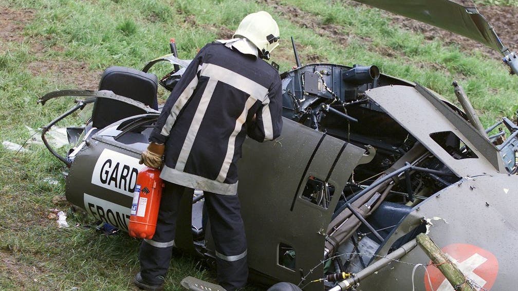 25. Mai 2001 Bei einem Grenzüberwachungsflug touchiert ein Alouette-III-Helikopter bei Delsberg JU ein Kabel und stürzt ab. Der Pilot und drei Grenzwächter werden tödlich verletzt.
