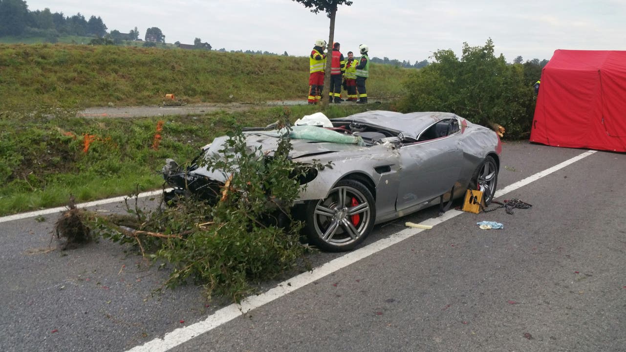 Oberrüti (AG), 13. August Der Fahrer eines Aston Martin kommt kurz vor Oberrüti bei einem Unfall ums Leben. Er kam in einer Linkskurve von der Starsse ab und überschlug sich.