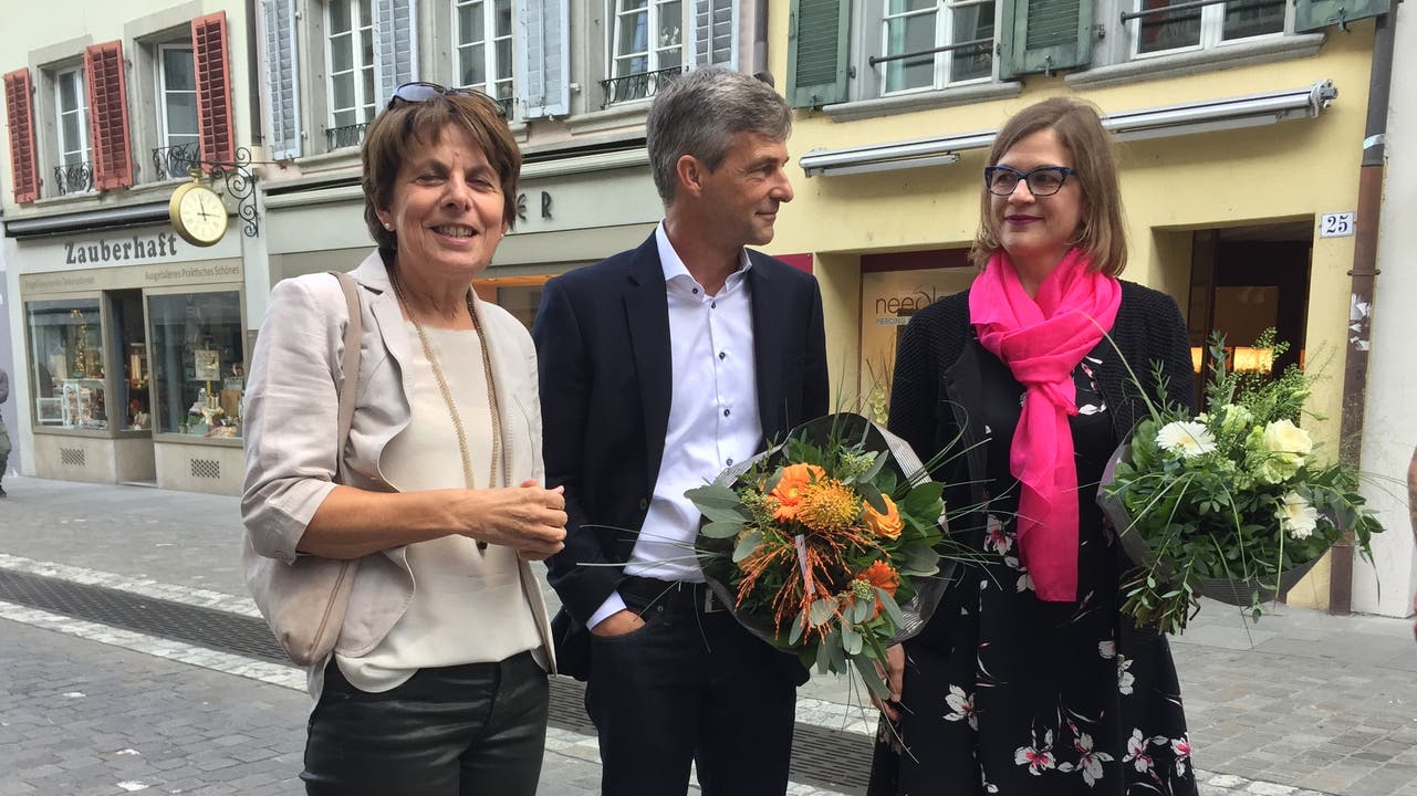 Die aktuelle Stadtpräsidentin Jolanda Urech (links) gratuliert ihren SP-Parteikollegen Daniel Siegenthaler und Franziska Graf-Bruppacher zur Wahl.