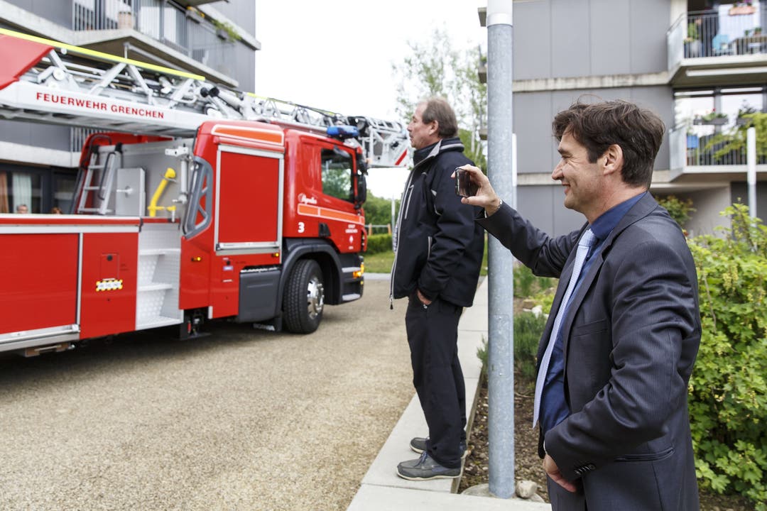 Stadtpräsident Francois Scheidegger filmt die Einfahrt des Feuerwehrautos