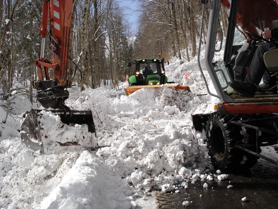Im März 2009 musste auf der Scheltenstrasse Schnee geräumt werden
