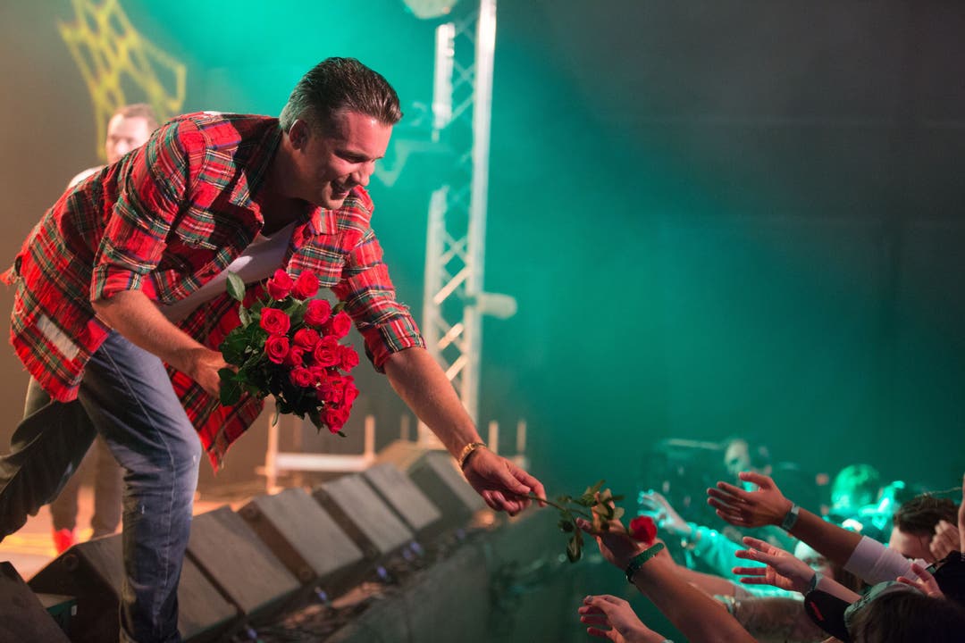 DJ Antoine weiss, wie er seine weiblichen Fans in Ekstase bringt: mit einer Verteilungsaktion von Rosen.