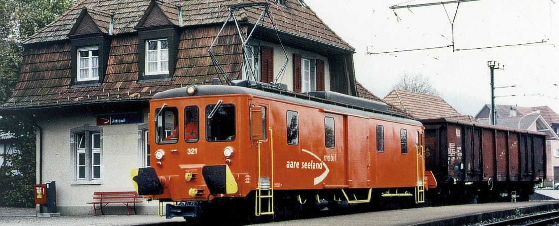 Historische Bilder Bipperlisi Ein aufgebockter Güterwagen bei Attiswil aus dem Jahr 2002.