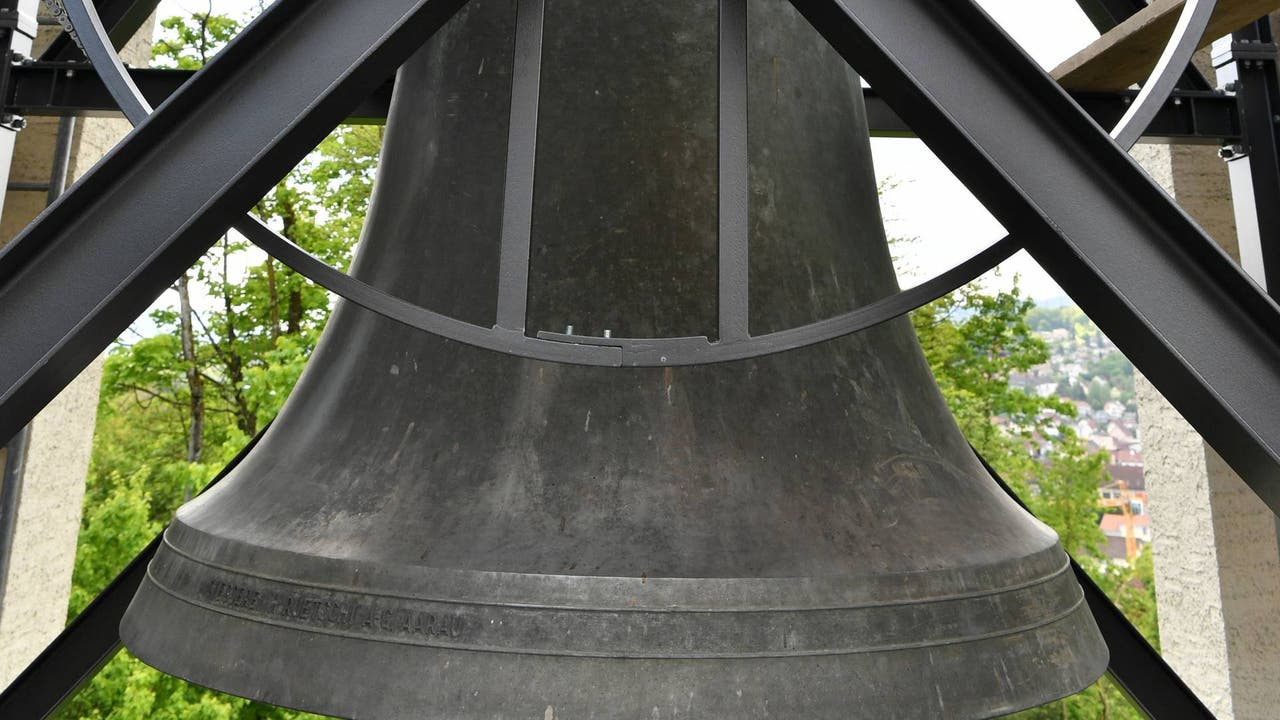 Glocken (hier noch ohne Klöppel) am neuen Stahl-Glockenturm.