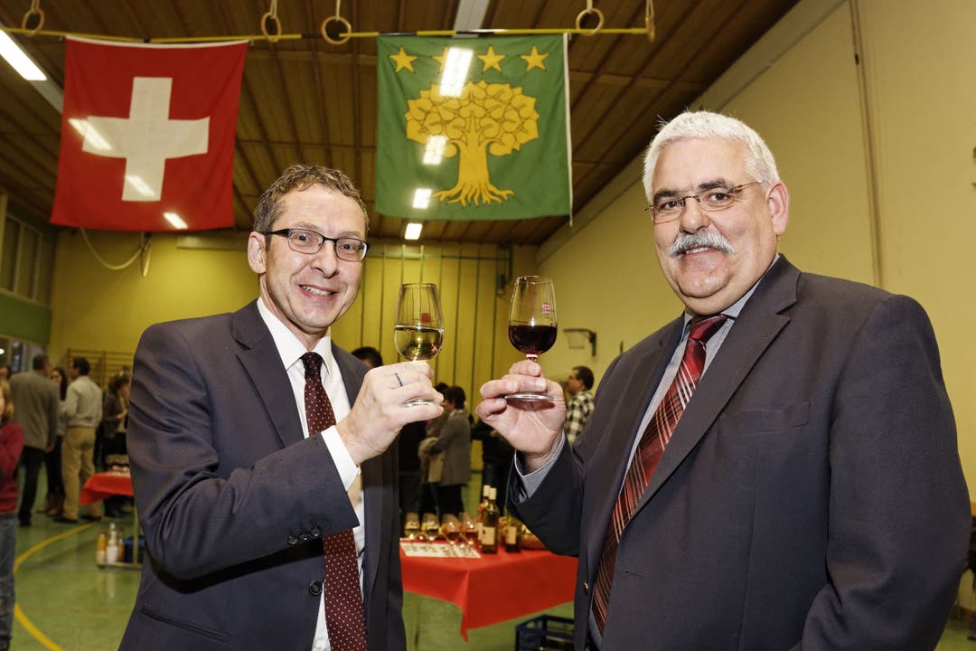 Regierungsrat Urs Hofmann und Ammann Peter Plüss stossen am 1. Januar 2013 auf die Fusion an.