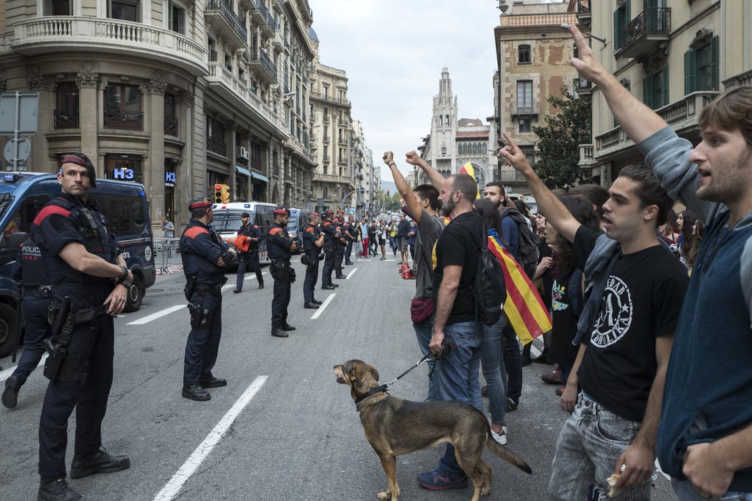 Demonstranten blockieren eine Polizeiwache in Barcelona.