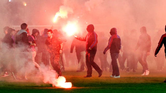 Basler Hooligans stürmen das Fussballfeld in Aarau nach dem Sieg