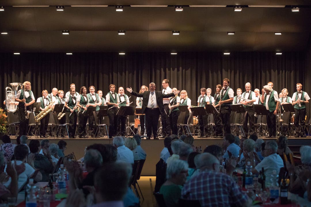 Konzert mit Fahnenweihe der Musikgesellschaft Hägendorf-Rickenbach unter der Leitung von Oliver Waldmann in der Raiffeisen Arena in Hägendorf.