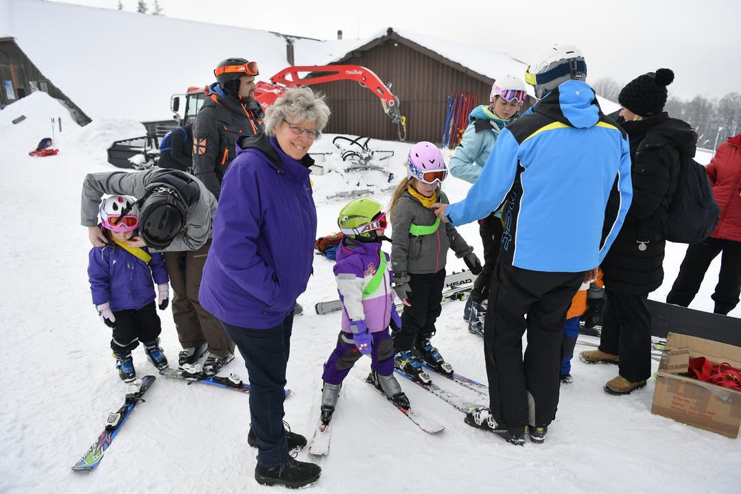 Vreni Schneider , Wirtin des Berggasthofs Untergrenchenberg mit Enkelin Sophie, die auch in die Skischule geht.