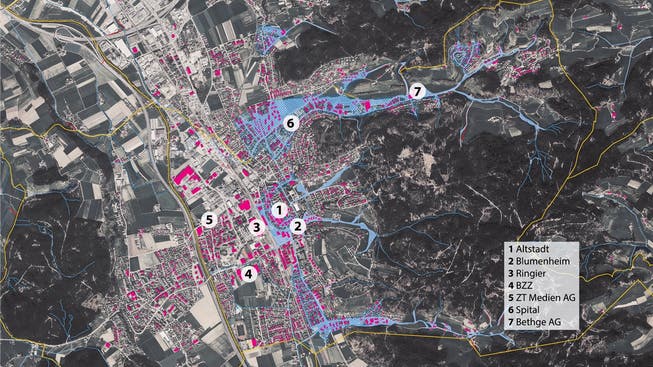 Die blauen Geländezonen wurden zu Bächen. Rot markierte Gebäude haben mehr oder weniger grosse Schäden davongetragen. Daten: Kanton Aargau; Orthofoto: © Aargauisches Geografisches Informationssystem AGIS.