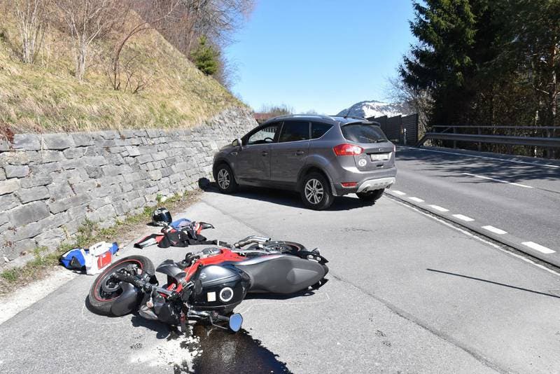 Schluein (GR), 7. April Auf der Oberalpstrasse ist es zu einem Verkehrsunfall zwischen einem Motorrad und einem Personenwagen gekommen. Die Motorradlenkerin wurde dabei verletzt.