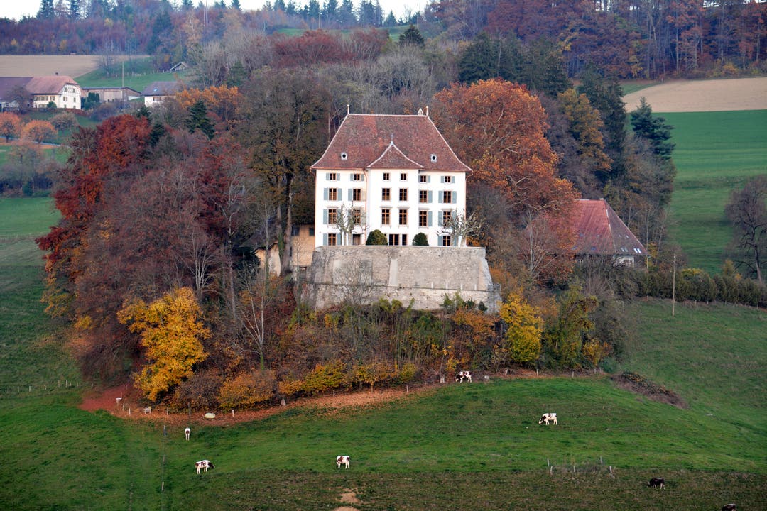 Schloss Rued in Schlossrued steht nordöstlich des Dorfzentrums auf einer Hügelkuppe. Im Frühling 2018 wurde die jüngste Sanierung abgeschlossen.