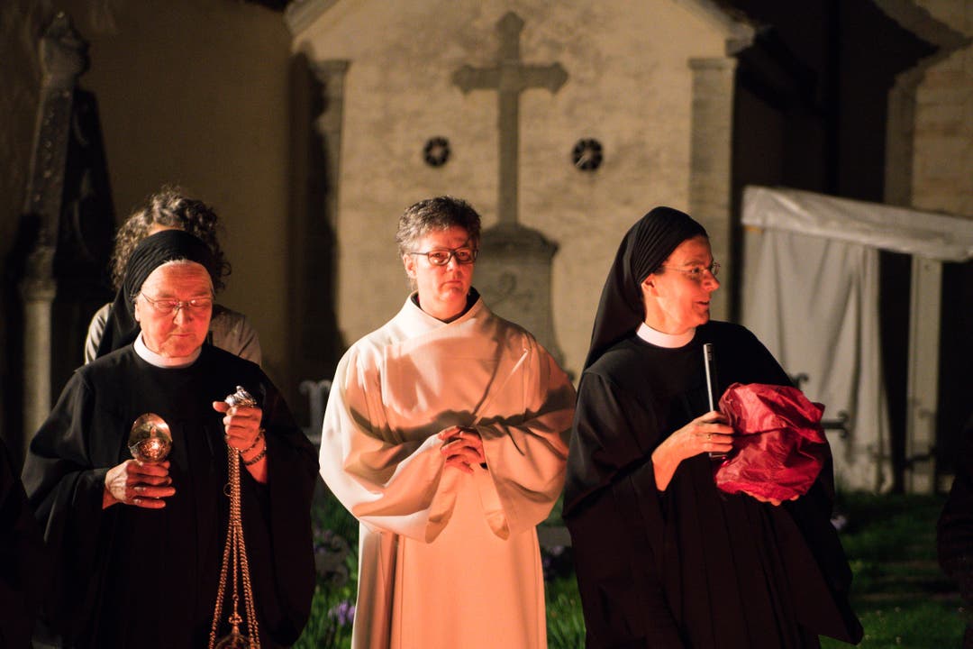 Priorin Irene Gassmann hält einen roten Beutel in den Händen, der gefüllt ist mit Wünschen von Gläubigen für eine Kirche mit den Frauen.