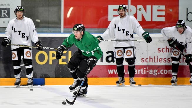 Brian Ihnacak (im grünen Dress) zeigt sich in seinem ersten Training auf Oltner Eis lauffreudig, begutachtet von seinen neuen Teamkollegen.