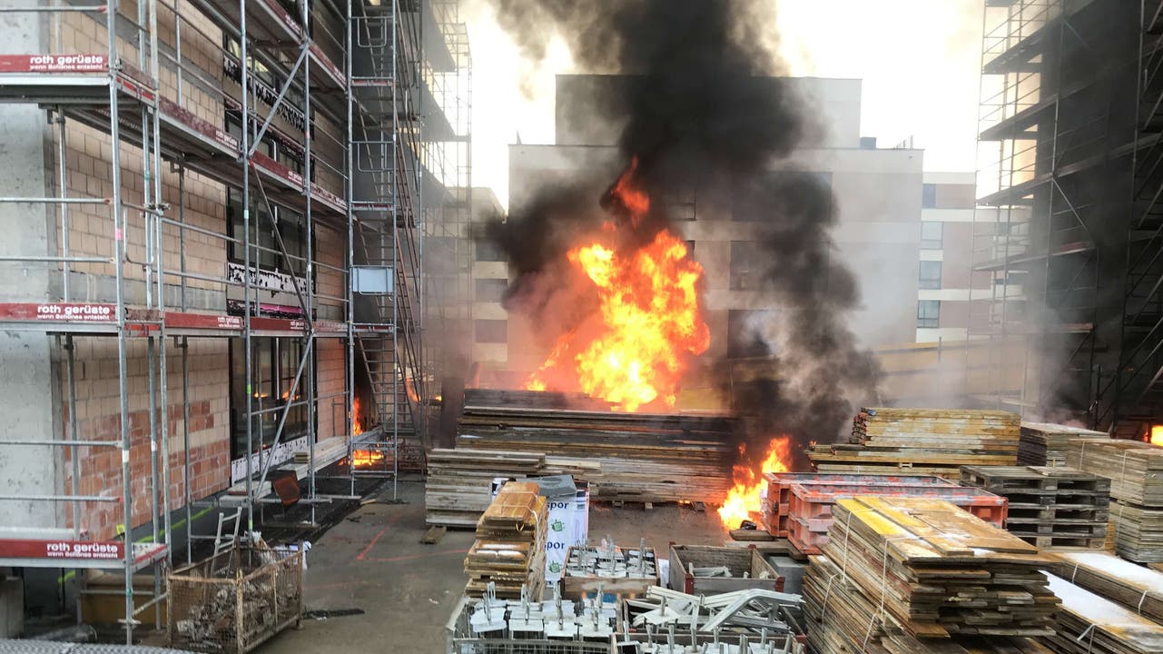 Muri (AG), 20. Dezember Auf einem Baustellenareal in Muri ist ein Brand ausgebrochen. Der entstandene Schaden beläuft sich auf über hunderttausend Franken. Personen wurden keine verletzt.