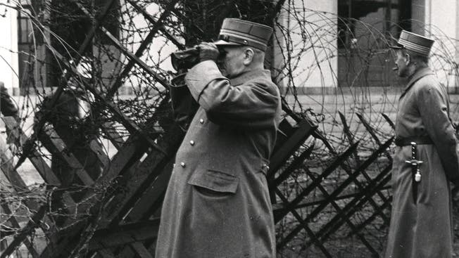 Ein Offizier am Grenzposten Lysbüchel in Basel während des Zweiten Weltkriegs.