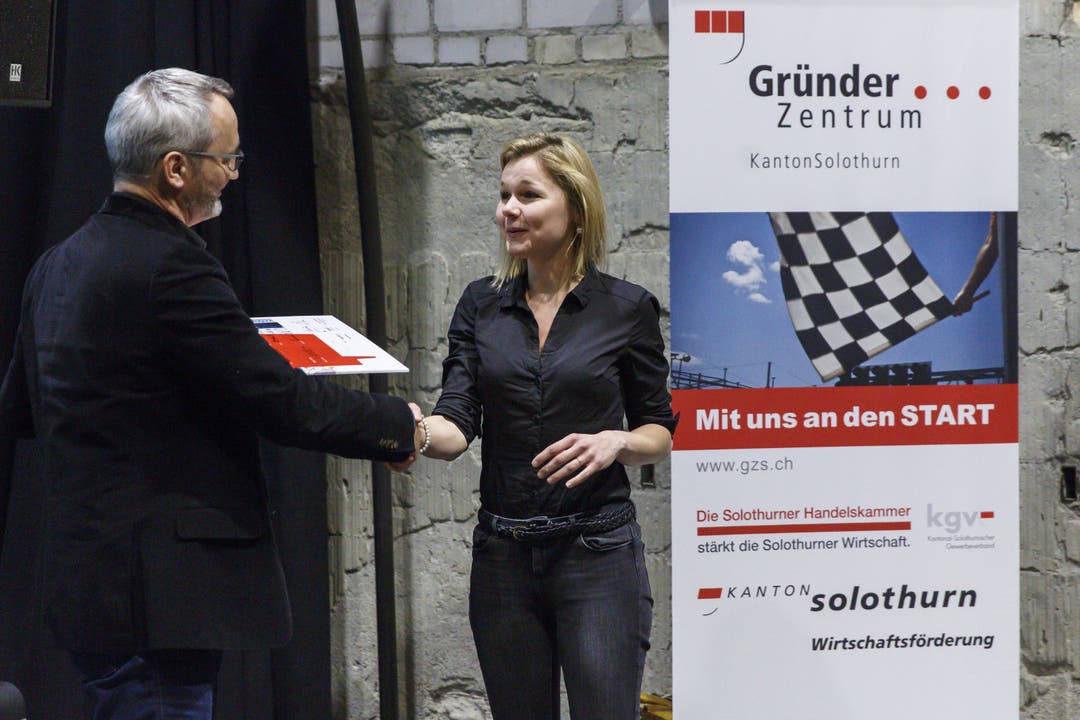  Thomas Heimann vom Gründerzentrum überreicht den Check an Gewinnerin Linda Gutknecht