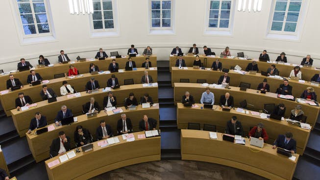 Blick in eine Hälfte des Rates. Links im Bild SVP-Vertreter, neben ihnen die FDP- und vorn die beiden EDU-Grossräte. Rechts oben CVP, davor GLP-, EVP- und BDP-Vertreter, vorn rechts zwei Grüne.