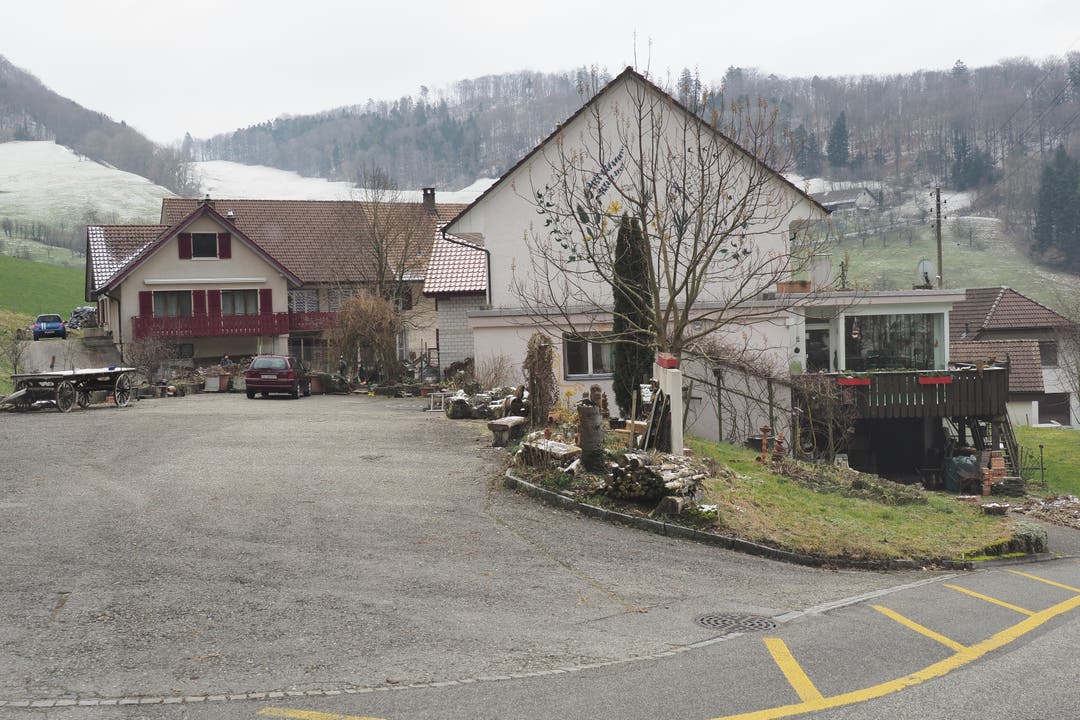 Die Dorfbeizen Eintracht (links) und Frohsinn (im Hintergrund) gibt es nicht mehr. Im Frohsinn lebte im 20. Jahrhundert die Familie Lochmann mit 13 Kindern. Das Haus ist noch heute Besitz der Ur-Rohrer-Familie.