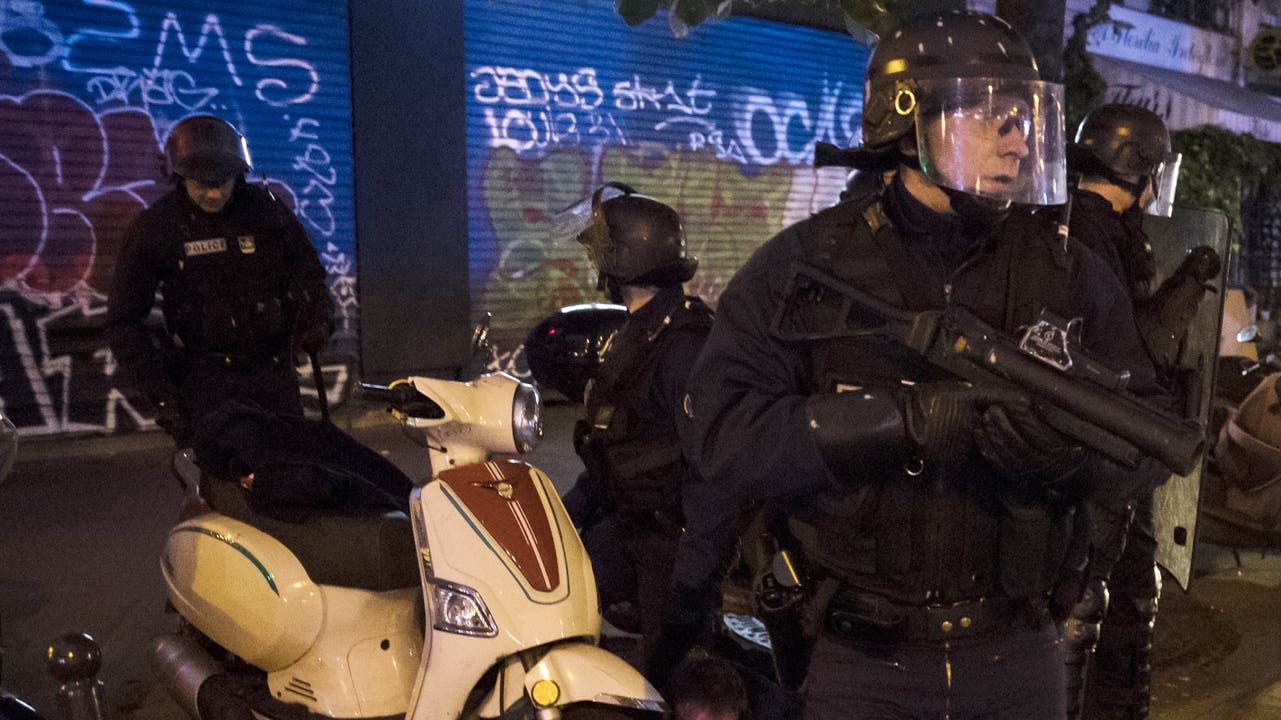 Ein Polizist steht Wache in Paris, nachdem es zu Protesten rund um den zweiten Wahlgang gekommen ist.