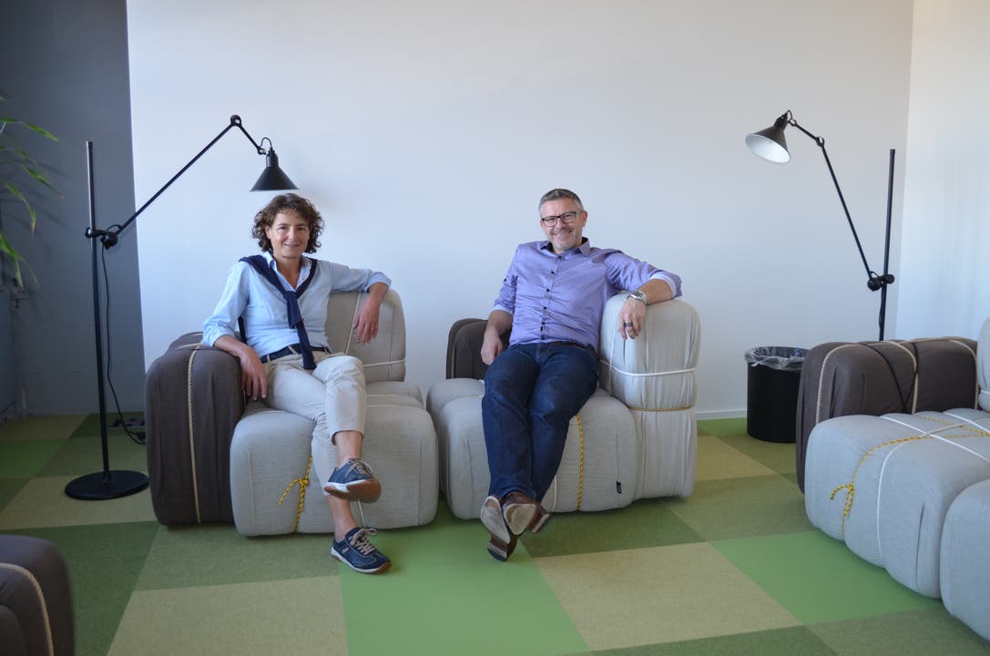 Geschäftsführerin Rebekka Hansmann und VR-Präsident Karsten Bugmann sitzen auf den Loungesesseln im Bistro.