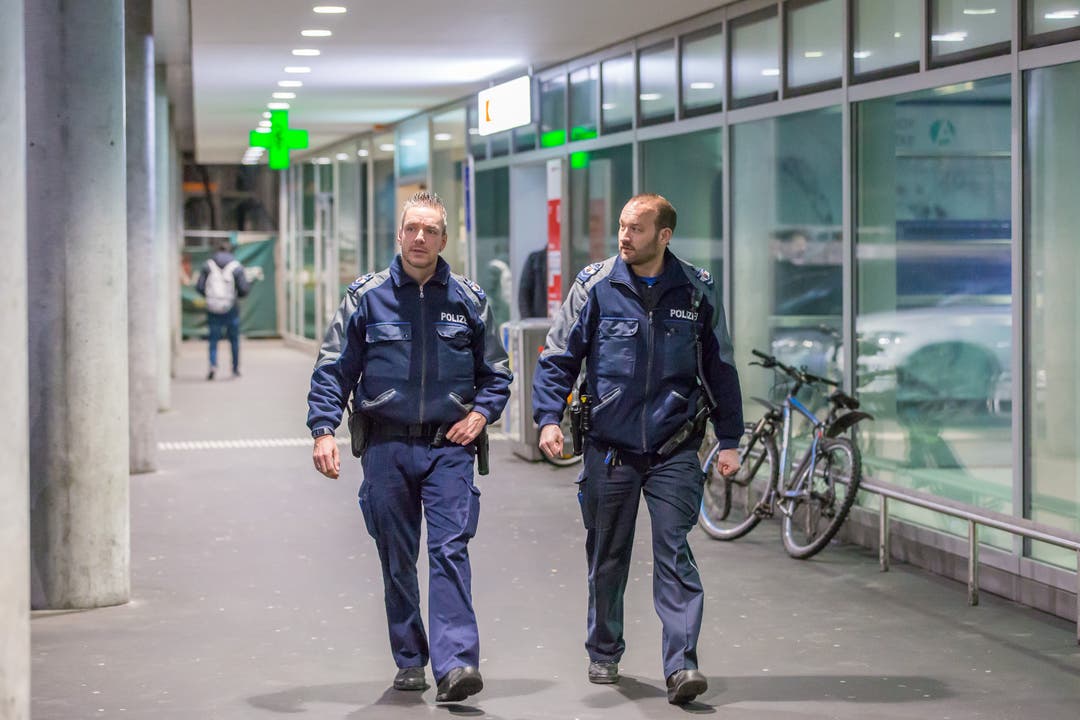 Eine Nacht auf Patrouille in der Kantonshauptstadt Amsler und Weiss auf Patrouille durch den Aarauer Bahnhof. Dieser ist ein sogenannter "Hotspot", also ein Brennpunkt, an dem vermehrt Straftaten begangen werden. Um dies zu unterbinden, wurde die Präsenz der Polizisten am Bahnhof erhöht.