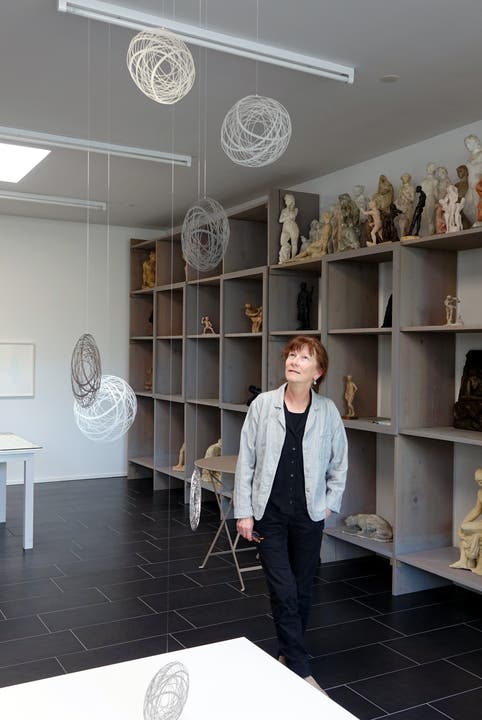 Ursula Rutishauser vor ihrem Mobile 'chanching spheres' im Eduard Spörri Museum Wettingen (Bild ub) 1