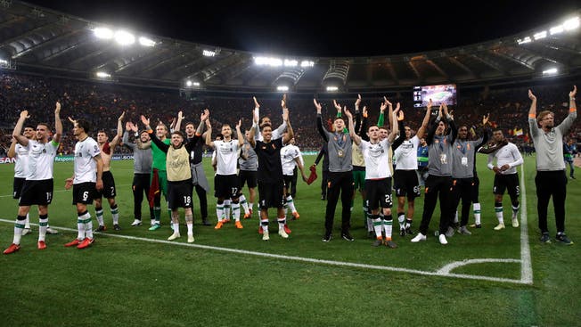 Die Mannschaft von Liverpool lässt sich nach dem Rückspiel in Rom von den Fans feiern – trotz einer 2:4-Niederlage.