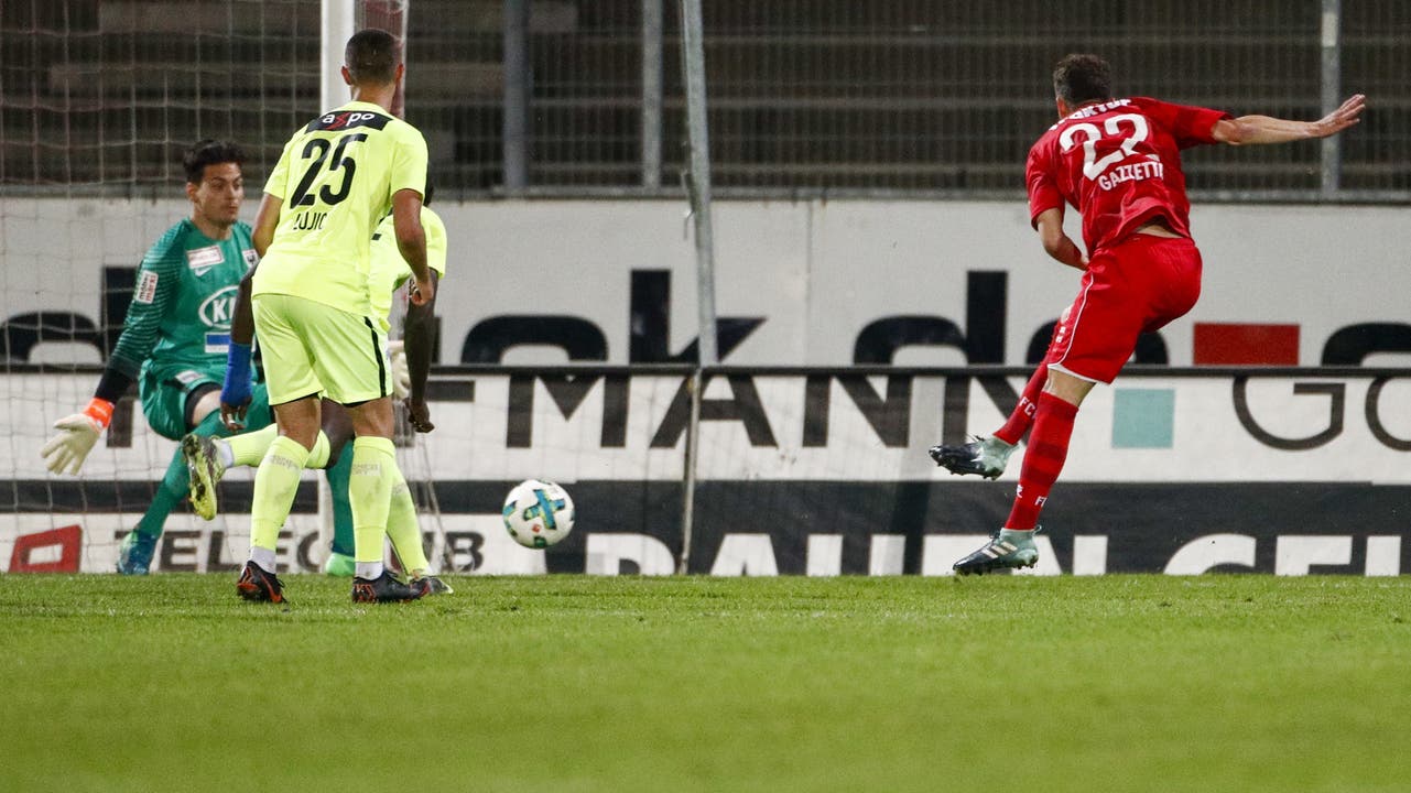Karim Gazzetta (Winterthur) schiesst gegen Torhüter Steven Deana und Stevan Lujic (Aarau) das Tor zum 1:0.