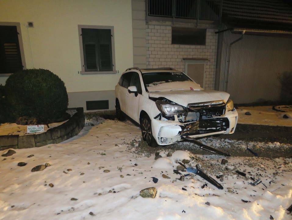 Villmergen (AG), 4. März Ein stark alkoholisierter Automobilist in der Nacht von der Strasse ab.