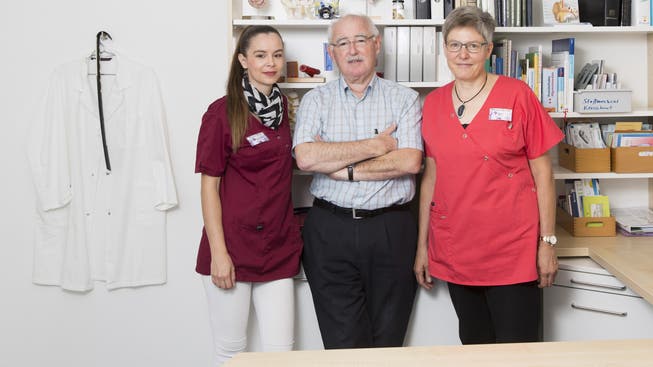 Kanton liess Nachfolger nicht zu: Peter Horowitz, Hausarzt in Würenlingen, mit Praxisleiterin Bianca Meier (links) und Praxisassistentin Monica Bächli.