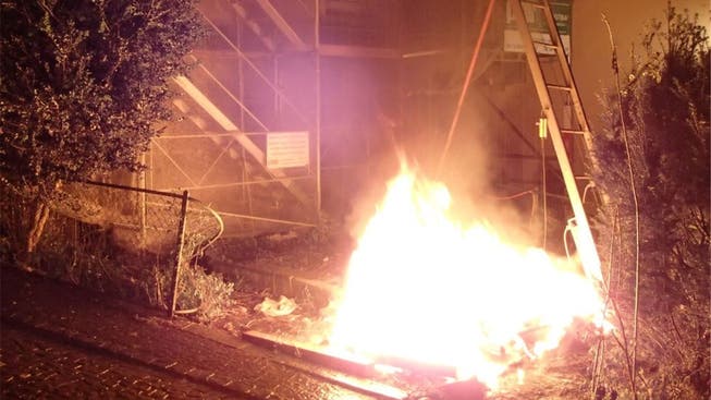 An der Falkengasse in der Brugger Altstadt stand ein mobiles WC-Häuschen in Flammen in der Nacht auf Freitag. zvg/Kantonspolizei Aargau