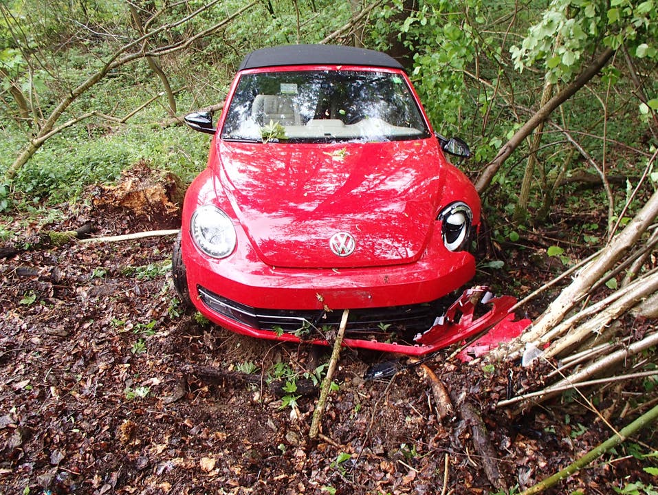 Erlinsbach (AG), 14. Mai 2017 Der VW Beetle nahm beim Unfall Totalschaden.