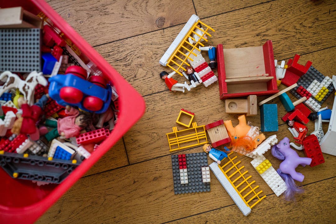 Die Kinder dürfen sich im Spielzimmer Spielsachen ausleihen. Mit Lego und Duplo verarbeiten sie teilweise ihre Traumata.