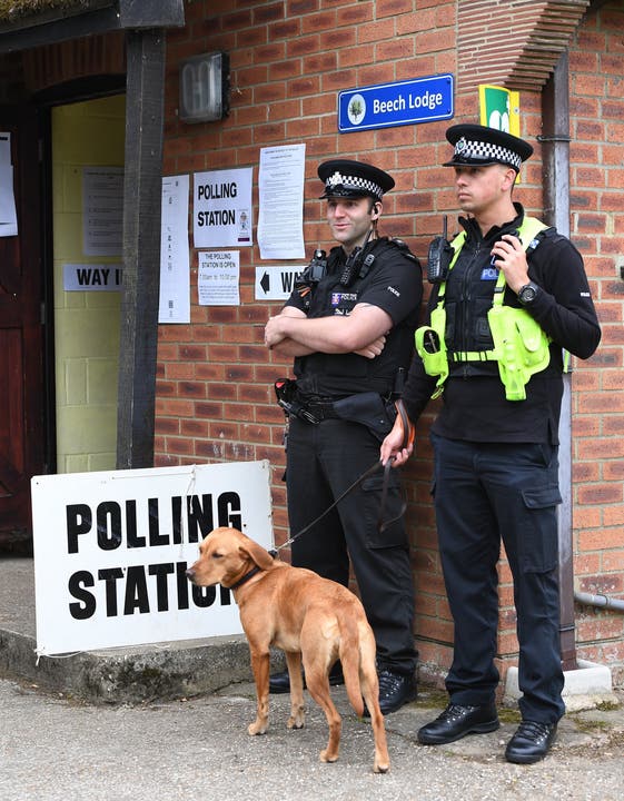 Die Polizei überwacht ein Wahllokal in Sonning in der Nähe von Reading.
