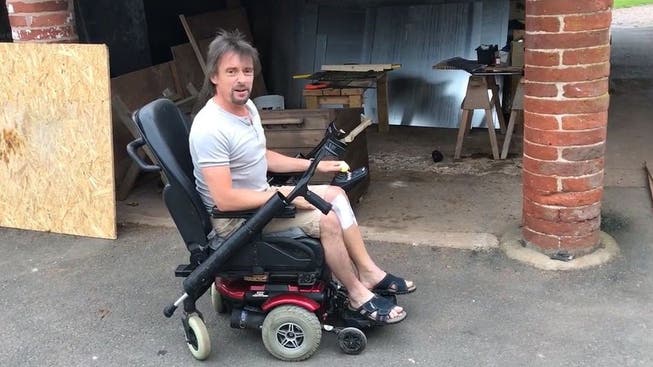 Richard Hammond präsentiert seinen getunten Rollstuhl.