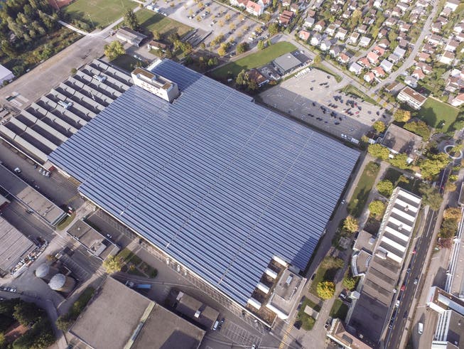 Helion Solar AG zieht aufs Areal Riverside in Zuchwil. Vor rund zwei Jahren hat das Unternehmen im Auftrag des Investors und zusammen mit andern regionalen Firmen diese leistungsstarke Photovoltaikanlage auf dem Dach der grossen Halle realisiert.
