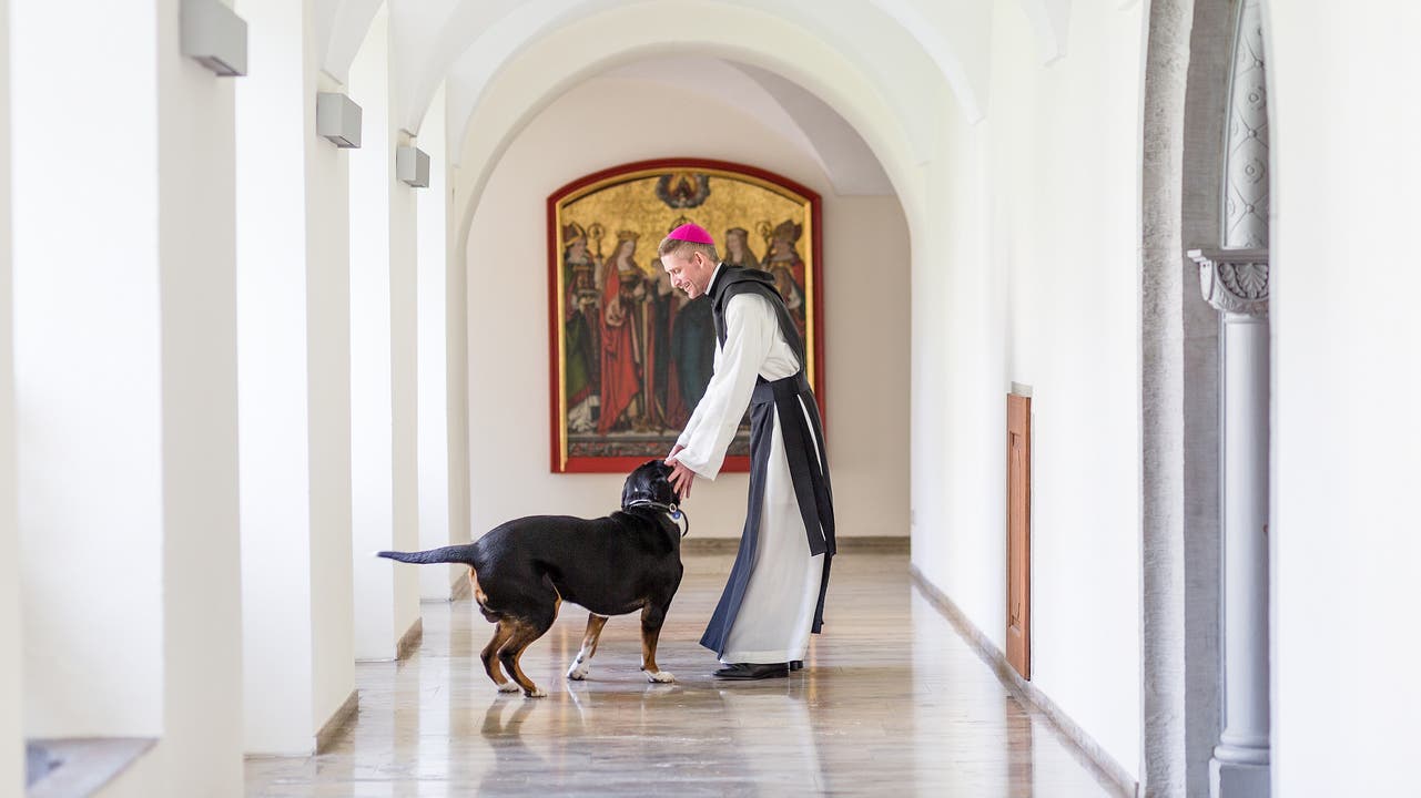 Abt Anselm ist im Kloster oft mit seinem Hund "Nelson" unterwegs.