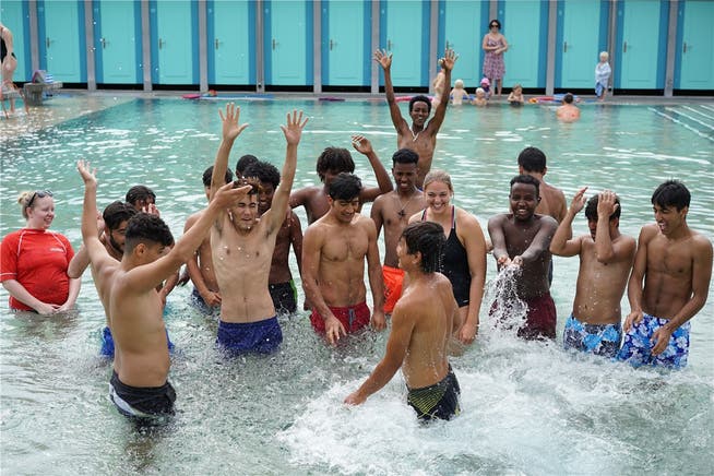 Badeplausch nach bestandenem Schwimmkurs: 30 junge Asylsuchende haben in den vergangenen zwei Wochen den Kurs in der Solothurner Badi besucht.