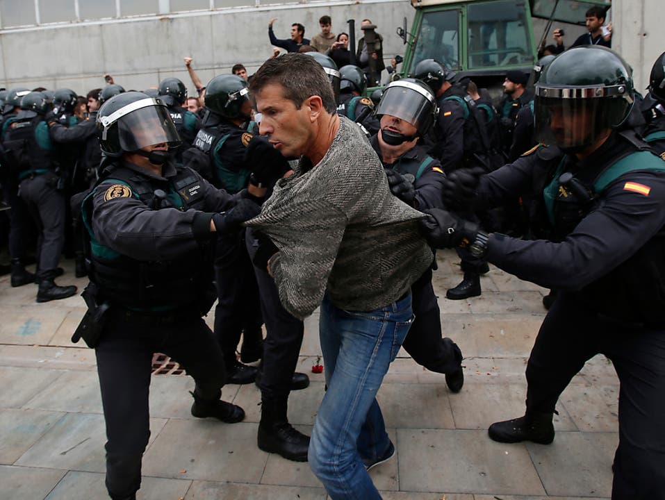 Polizisten aus Madrid riegelten das Wahllokal von Kataloniens Regierungschef Carles Puigdemont ab. Er stimmte trotzdem ab - im Nachbardorf.