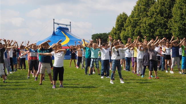 Mit einem Eröffnungstanz fiel gestern Nachmittag der Startschuss zum Jugendfest Oberrohrdorf. Neben Zirkusvorstellungen stehen bei der Schulanlage Hinterbächli viele weitere Attraktionen auf dem Programm.