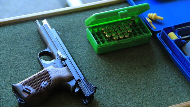 Ein 46-jährige Mann darf trotz Eintrag im Polizei-Informationssystem POLIS Waffen kaufen.