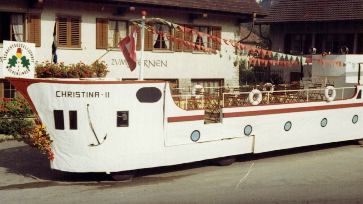 1969: Eigentlich hatte die Reederei AG das Schiff "Christina" für den Winzerumzug in Döttingen gebaut. Als Würenlinger Fasnachtsclique nahmen sie auch am ersten Umzug in ihrem eigenen Dorf teil.